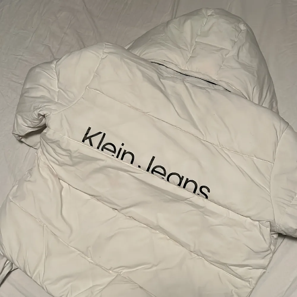 Helt oanvänd Calvin Klein jacka storlek M nypris ca 2000 Säljes då den va för liten . Jackor.