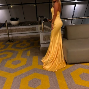 Festklänning  - Säljer min fantastiska festklänningen som är gjort bara för mig. Gjorde den när jag var i Paris. Den är helt magisk och sitter perfekt. Jag betalade den 500e , men säljer för 2500kr. 