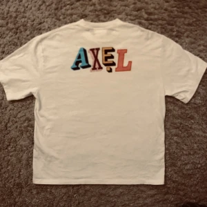 Axel Arigato T-shirt - Fin axel arigato t-shirt som inte har kommit till jätte myxket användning då den tyvärr är för stor, men jätte skönt matrial och snygg fit om den är rätt storlek skriv vid frågor eller fler bilder pris går att diskutera 