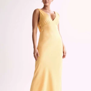 Klänning till bal  - Långklänning från hemsidan meshki, den går ner ända ner till fötterna och passar mig bra i längden som är 170. Köpte två storlekar så därav försöker jag nu sälja den ena. Oanvänd med prislapp kvar. Köptes för va 1500