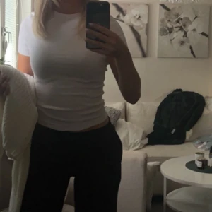 Vit t-shirt - Ribbad vit från Bik Bok!