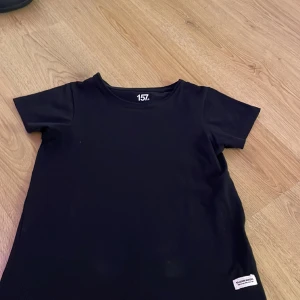 T-shirt  - En svart t-shirt