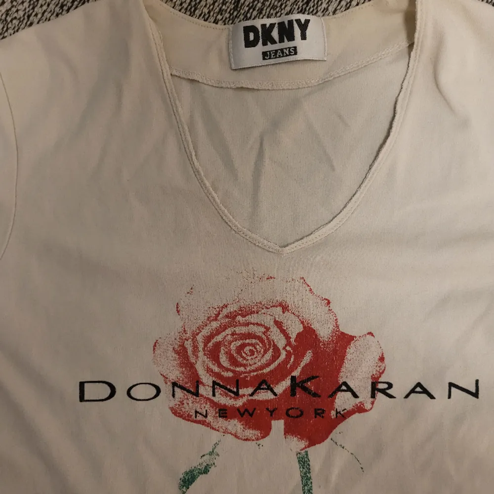 Ljusbeige tshirt från DKNYmed tryck och test i storlek S.. T-shirts.