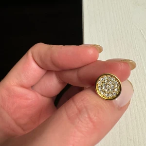Guld örhängen med diamant från safira  - Guldpläterade. Stainless steel 