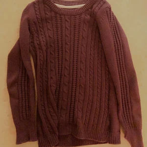 Vinröd stickad tröja - Jättefin röd stickad tröja i bra skick. Använd några gånger men finns inga defekter alls. 100% bomull