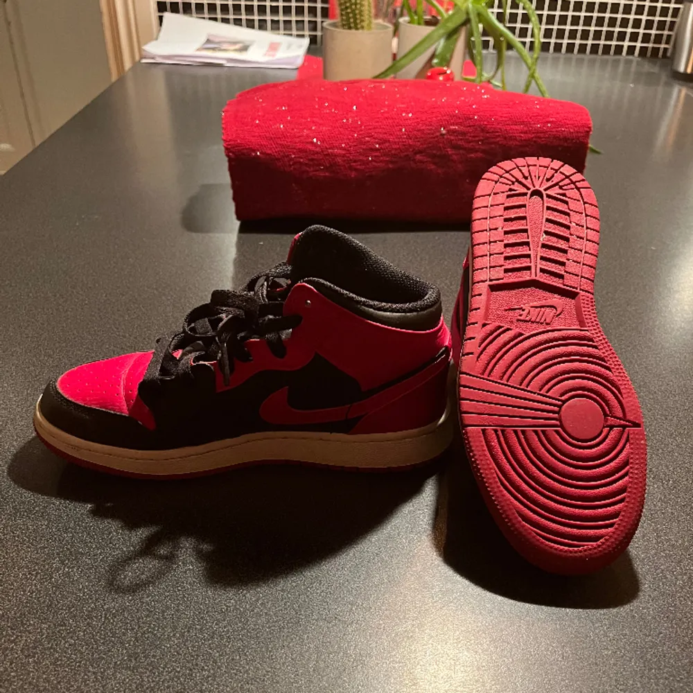 Ett par röd/svarta äkta Nike air jordans 1 i storlek 36. Ej använda många gånger, men lite creasade i fram (syns i bild). . Skor.