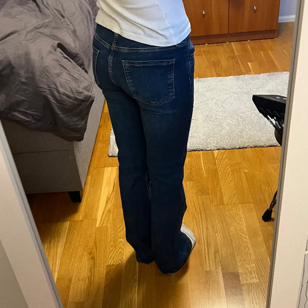 Supersnygga trendiga zara lowaist bootcut jeans i superbra skick, knappt använda. Passar utan problem både strl 36/S och 38/M. Lite långa på mig som är 165 cm och väldigt stretchiga. 💘. Jeans & Byxor.