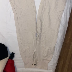 Linnebyxor  - Säljer ett par linnebyxor från ginatricot. Knappt använda men har fått en foundation fläck vid fotleden som jag inte lyckats få bort. Högmidjade och långa i benen. Storlek XS OBS: köparen står för frakten. (Annonsen finns ute på fler sidor.)