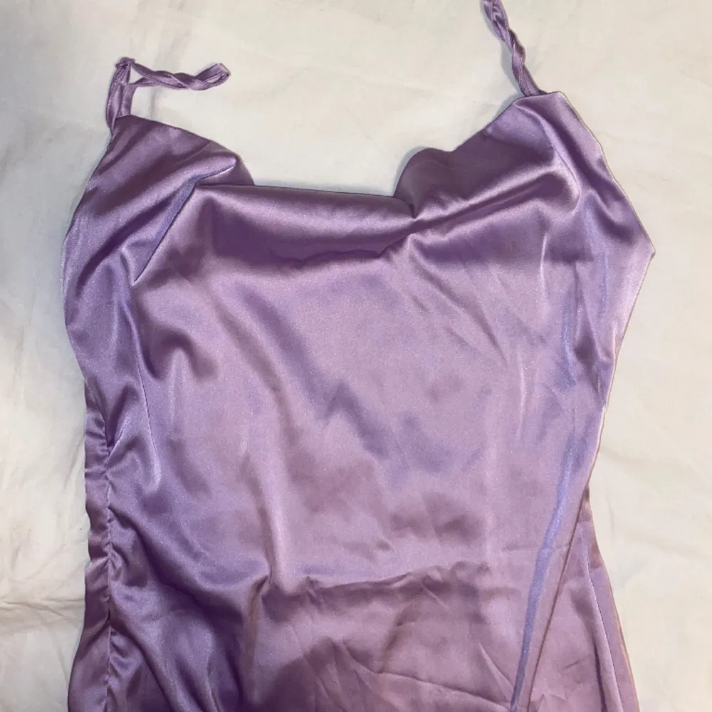 Säljer en Lila sammets liknande klänning. Är köpt från SHEIN och aldrig använd.  I storlek S. OBS: köparen står för frakten. (Annonsen finns ute på fler sidor). Klänningar.