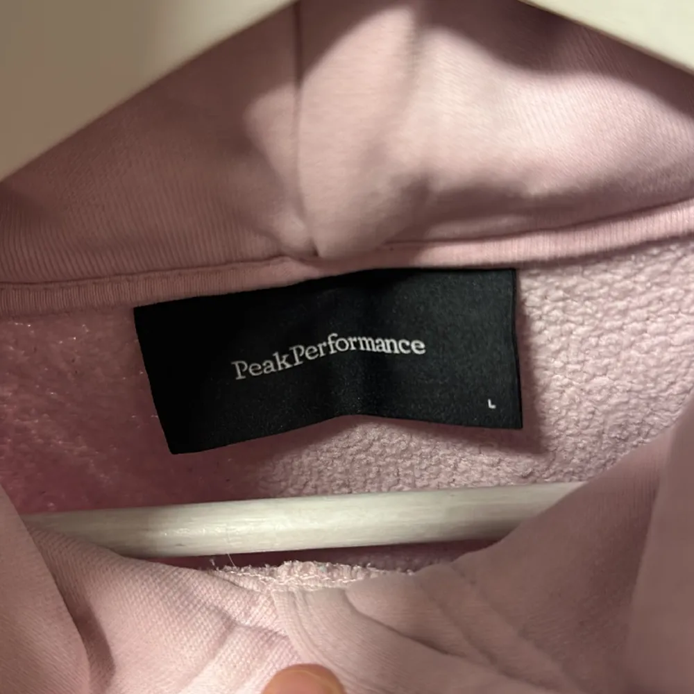 En peak performance hoodie i rosa, storlek L. Hoodies.