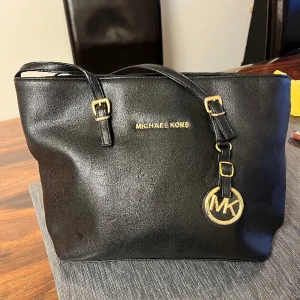 Michael kors väska  - En stor Michael kors väska som är rymlig men dock inte äkta. Namnet på märket och brickan har tappat lite färg men annars är den superfin. Köparen står för frakten ❤️