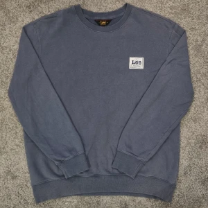 Lee Tröja - Lee tröja. Använd i gott skick. Säljes pga för liten, då storleken är en liten M, kan lika gärna va S.