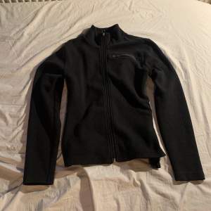 Basic svart zip up tröja. Fint skick storlek M
