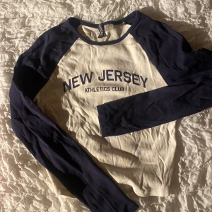 Långärmad tröja  - En kortare tröja från hm 