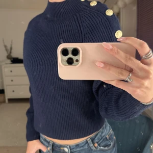 &otherstories tröja - Jättefin marinblå stickad tröja med guldknappar, från & other Stories. Storlek XS