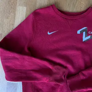 Nike sweatshirt i använt skick! :) strl. L men skulle vilja påstå att den är liten i storleken så mer som en M 