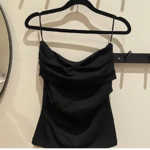 Zara topp - Fin topp från zara med prislapp kvar. Storlek M men skulle säga att den även passar S. Perfekt till fest✨✨