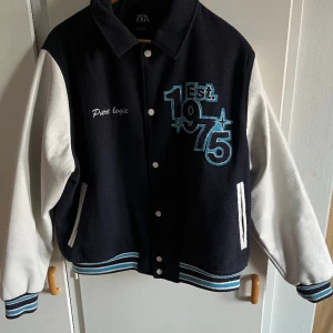 Bomberjacka - Riktigt snygg navy bomberjacka, använd några ggr, XL men sitter som L