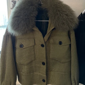 Meotine jacka - Säljer min superfina gröna meotine jacka!! Säljer för att jag lite hetsköpte den och nu har den knappt kommit till andvändning. Inget fel på den!!💕 