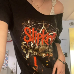 Slipknot tisha  - Slipknot t-shirt. Köpt på punkshop. Har klippt av kragen men för övrigt perfekt skick 