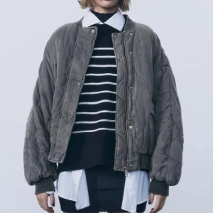 Vadderad jacka Zara - Den sjukt snygga vadderade jackan från Zara! Köpte och skickade som vanligt inte tillbaka i tid trots att den var för stor för mig.  Så ledsen att den inte passade mig, storlekarna är slut på hemsidan. Lapp och allt finns kvar. 