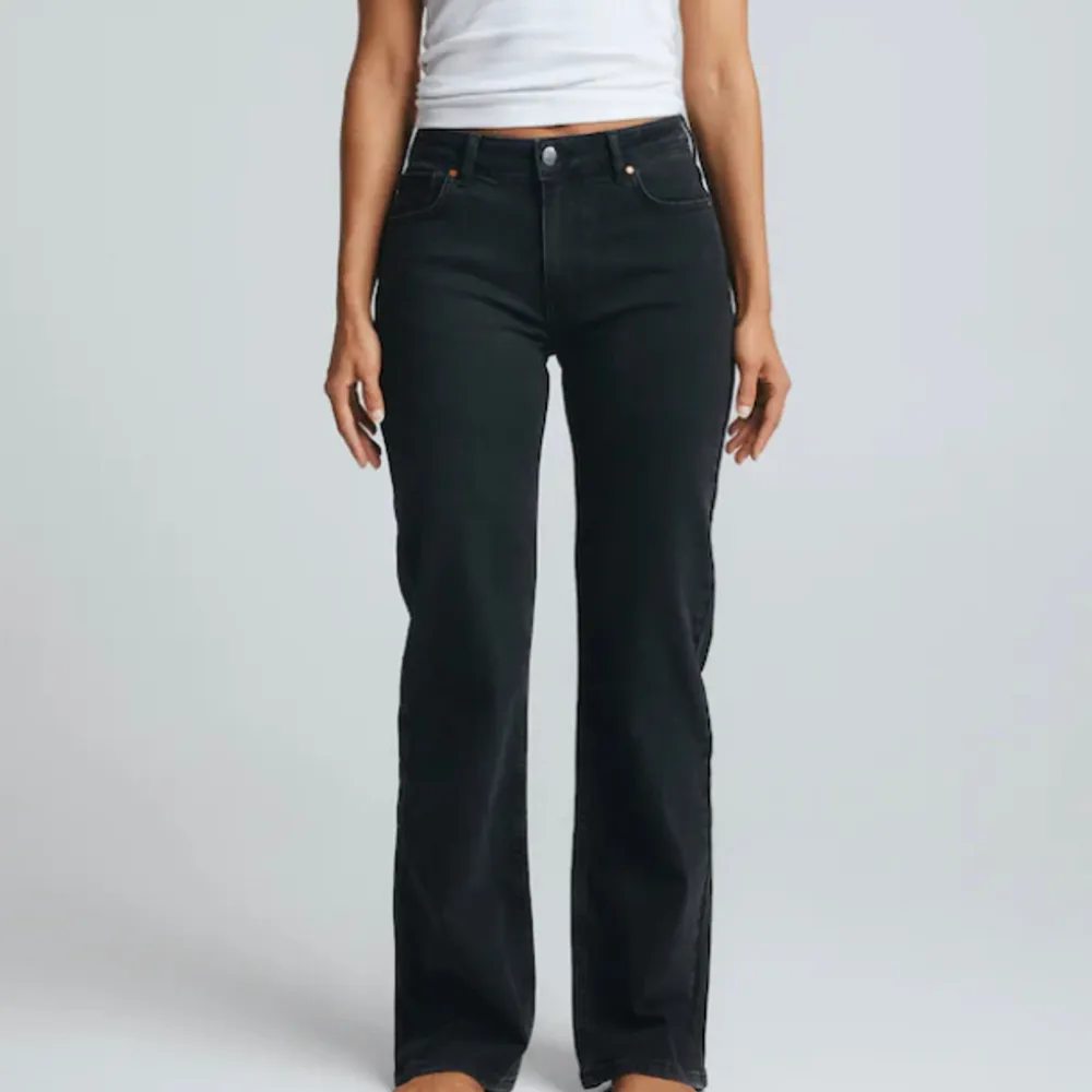Säljer dessa nästintill oanvända jeansen från BIKBOK. Den är något mellan lowwaist och midwaist skulle jag säga. Sitter super snyggt🤍. Jeans & Byxor.