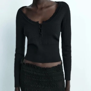 tröja från zara  - säljer en helt oanvänd tröja från zara! Storlek M men skulle säga att den sitter mer som en S