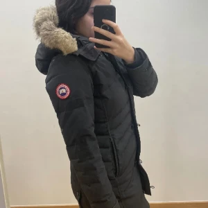 Canada goose jacka - Använd 3 vintrar, skicket är super fint förutom armarna som är slitna, går dock att fixa hos en skräddare för cirka 300 kr, därav billigare pris. Storlek S, passar dock mer dem med storlek M som mig då den är lite större av sig. Jag är 170 cm lång.