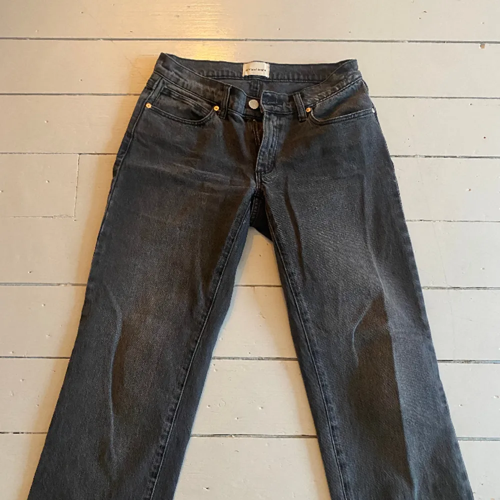 Säljer ett par svart gråa lågmidjade jeans från Abrand. Perfekt passform med låg midja. Passa mig som har s/36. Jeans & Byxor.