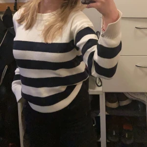 Randig tröja - Säljer denna superfina stickade och trendiga tröja då de sker storrensning. Vit och marinblå färgad.