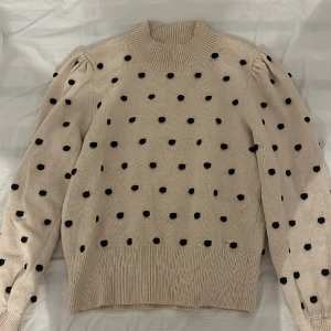 prickig tjocktröja - väldigt fin tjocktröja med prickar 😊 nyskick därav priset