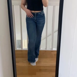Low-waisted jeans - Skit snygga low waisted bootcut/flared jeans från GinaTricot🤩 Har knappast använt för byxorna är för små för mig.  Bra skick. Innerbenslängd: 78cm. Tveka inte att skriva till mig för övriga frågor<3 (Om du vill ha fler bilder, va gärna mer specifik)