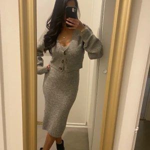 Stickad set - Säljer denna super snygga gråa setet från h&m, både koftan och klänningen är i storlek xs och använda fåtal gånger. Jätte söt till vintern🥰