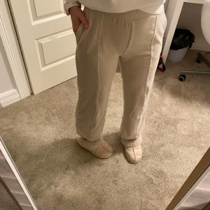 Mjukisbyxor - Säljer mjukisbyxor från Lindex! Storlek 152, pris: 75kr, en liten defekt på framsidan (se sista bilden) Hör av dig om du har någon fråga eller vill ha fler bilder! 💞