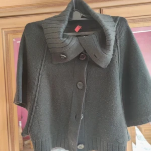 Kortärmad kofta - Najs kortärmad kofta! Står att det är storlek L men är som en S. ❗️❗️BUD 360❗️❗️