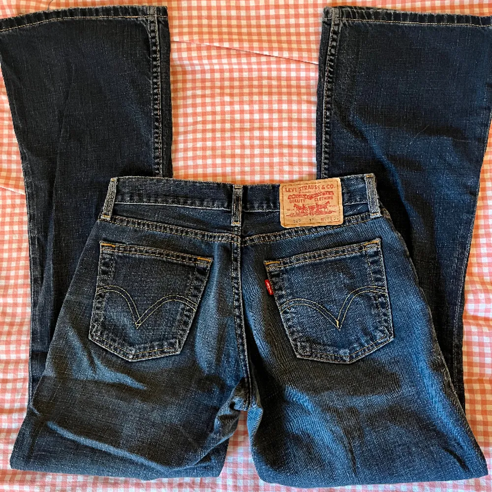 Jättesnygga Levi’s i mörkblå denim, använt men fint skick. De är lågmidjade och bootcut. Längden på byxorna passar om man är 160-165! Skriv för bilder på eller mått m.m.🎀. Jeans & Byxor.