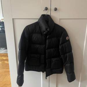 Jätte fin moncler jacka som inte ser använd ut! Fick den i slutet av 2021 som en present( därav inget kvitto etc. ) och endast använd ett tiotal gånger❤️ nypris ca 9900kr! Säljer pga storleken då den är pytte lite mindre än vad jag vill ha,brukar ha M. 