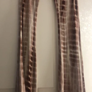 Bind byxa flare  - Säljer denna köpte den för den e tvär känd men inte heller min storlek. Helt nytt använd bara 1 gång ramlade för jag körde volleyboll så har en jätte liten hål i bilden man ser inte ens de, ordinarie pris 200kr säljer 150kr för de fortfarande jätte känd!!