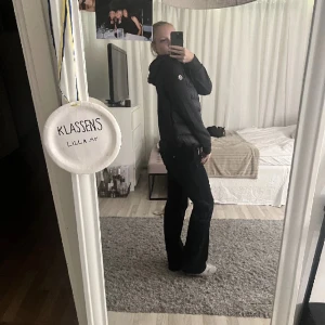 Moncler cardigan  - jättefin moncler cardigan, bra skicka. används aldrig o därför vill jag sälja den så fort som möjligt❤️ budgivning sker därav det låga priset❤️ högsta bud 3300