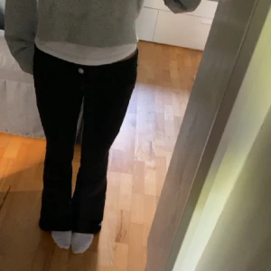Bootcut jeans  - Säljer dessa super snygga svarta Lågmidjade bootcut jeansen fårn carlings. Använda en gång, inga defekter alls. Säljer då de är lite förstora för mig. Köptes för 500! Hör av er vid funderingar eller fler bilder💕