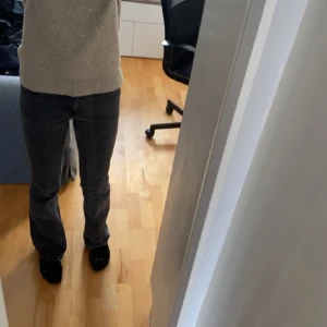 Lågmidjade bootcut jeans - Säljer dessa super snygga gråa lågmidjade jeans från Monki. Ändast använda ett fåtal gånger och det är ingets som syns, så inga defekter. Säljer då de tyvärr inte kommer till användning längre. Köptes för 400! Hör av er vid funderingar eller fler bilder 💕