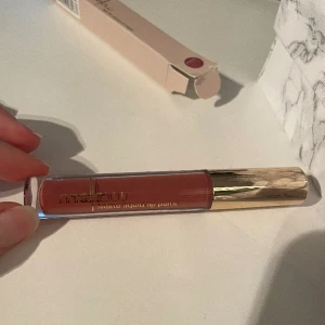 Matt läppstift  - Matt läppstift från mellow cosmetic, testad på handen annars aldrig använd🫶🏼