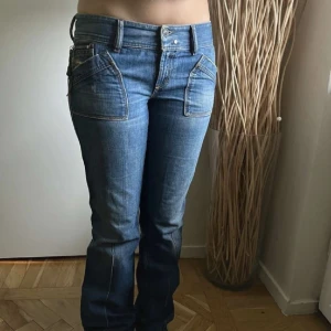 Lågmidjade diesel jeans med detaljer 💕 - Mörkblåa lågmidjade bootcut jeans. Dom är uppsprättade! Men ser ut som nya.  Skriv privat för mer information 💗 dom är små i storleken