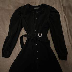 Söt klänning i svart material. Mycket fint skick! 