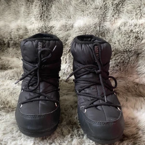 Moon boots low - Säljer min mammas moon boots low då de var fel storlek för henne, därav sparsamt använda. Det rör sig om ca 5 tillfällen.   Nypris strax över 2000kr