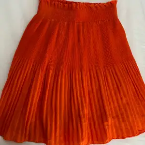 Söt orange kjol
