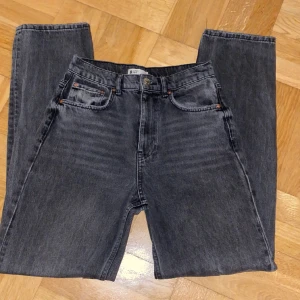 Jeans - Högmidjade jeans i bra skick Straight leg Mörkgråa