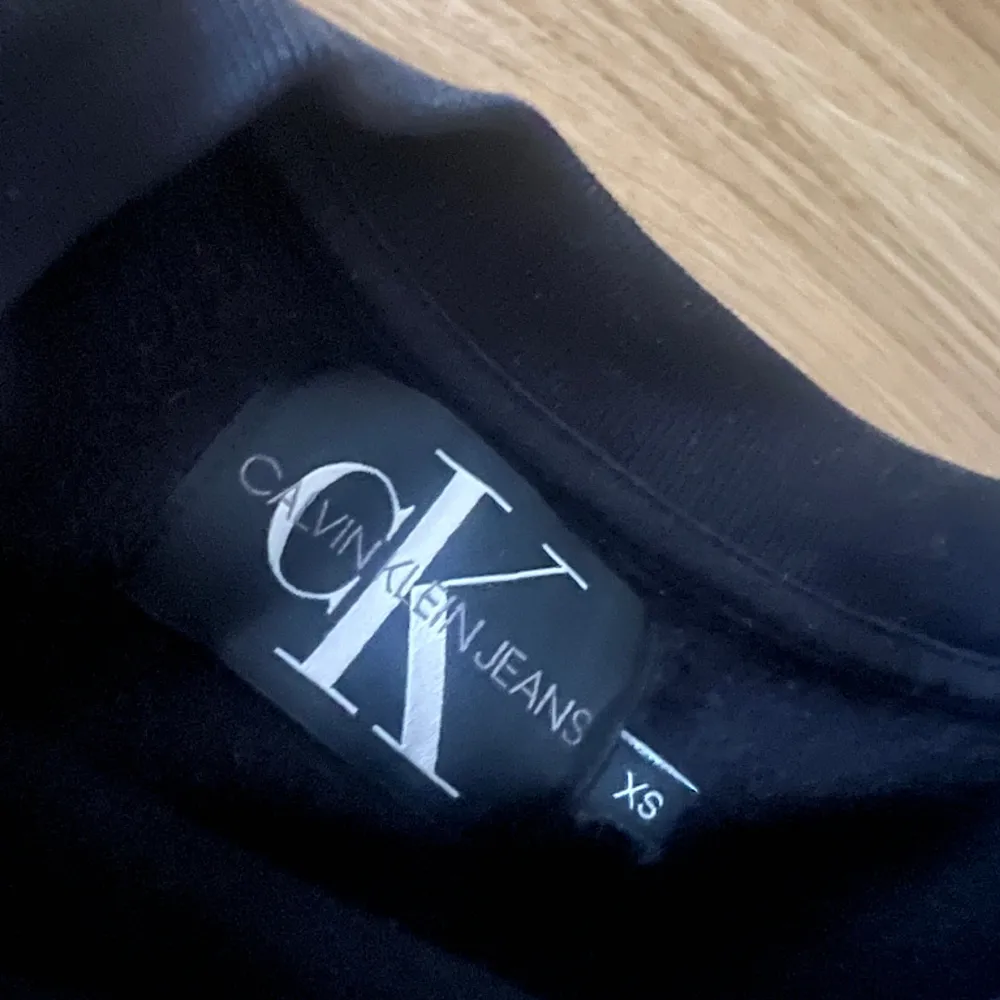 Snygg Calvin Klein sweatshirt som inte kommer till användning. Har haft tröjan i typ 10 månader och endast använt den några få gånger. Så den är inprincip i nyskick. Nypris 1199 kr, köpt på design only. . Tröjor & Koftor.