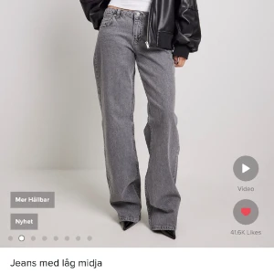Trendiga jeans med låg midja  - Säljer pga tog en storlek för liten, tog 34 men har 36 egentligen. De passar både 34 och 36 men jag vill ha dom mer baggy. Prislappen är kvar då de aldrig använts, hojta för fler bilder 💗nypris 699kr