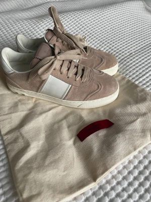 Valentino Flycrew  - Säljer ett par Valentino flycrew skor storlek 35 men passar också 36 skick 9/10